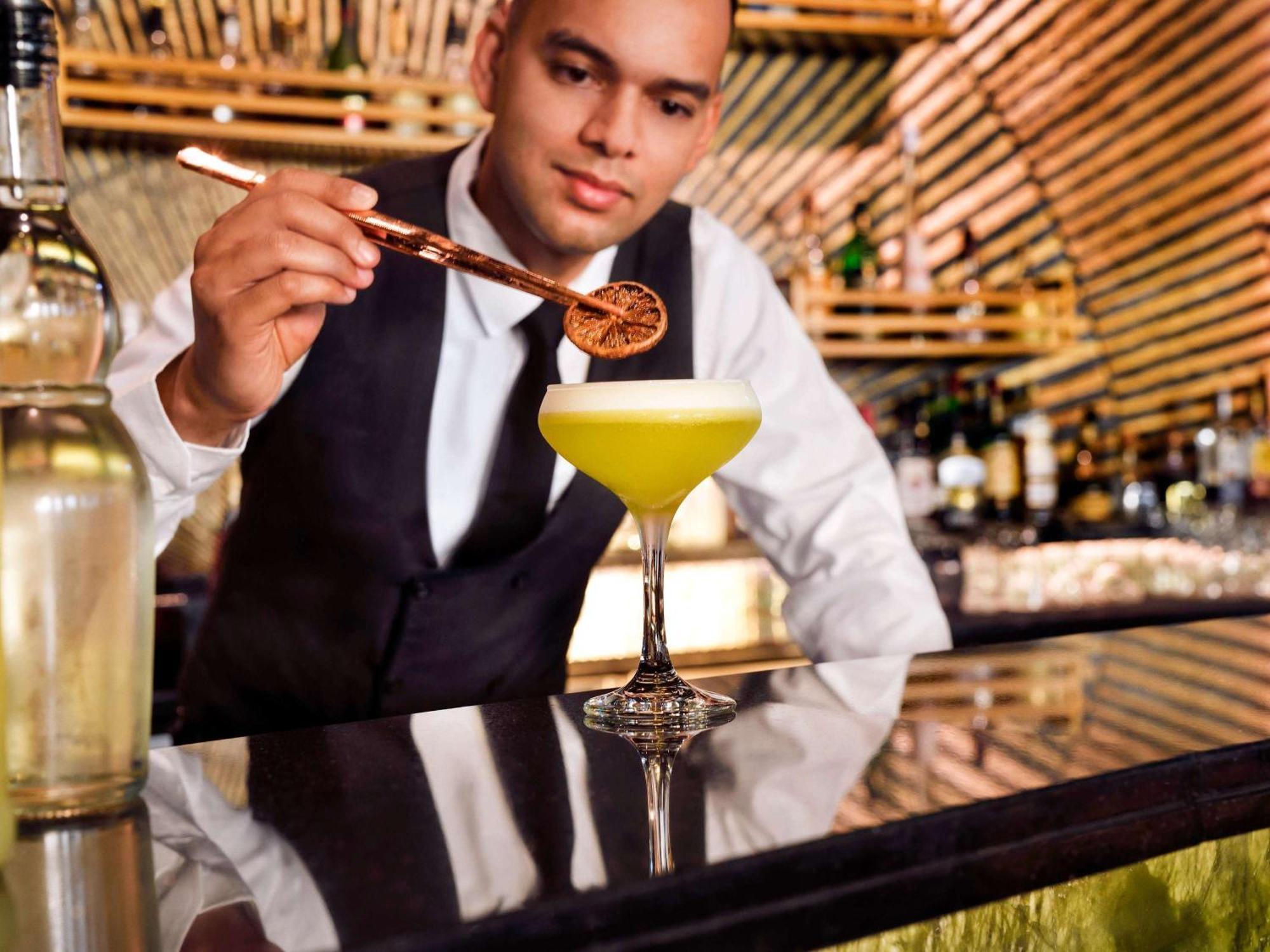 Moevenpick Hotel Bahrain Al Al Muharraq Exterior foto A bartender at work