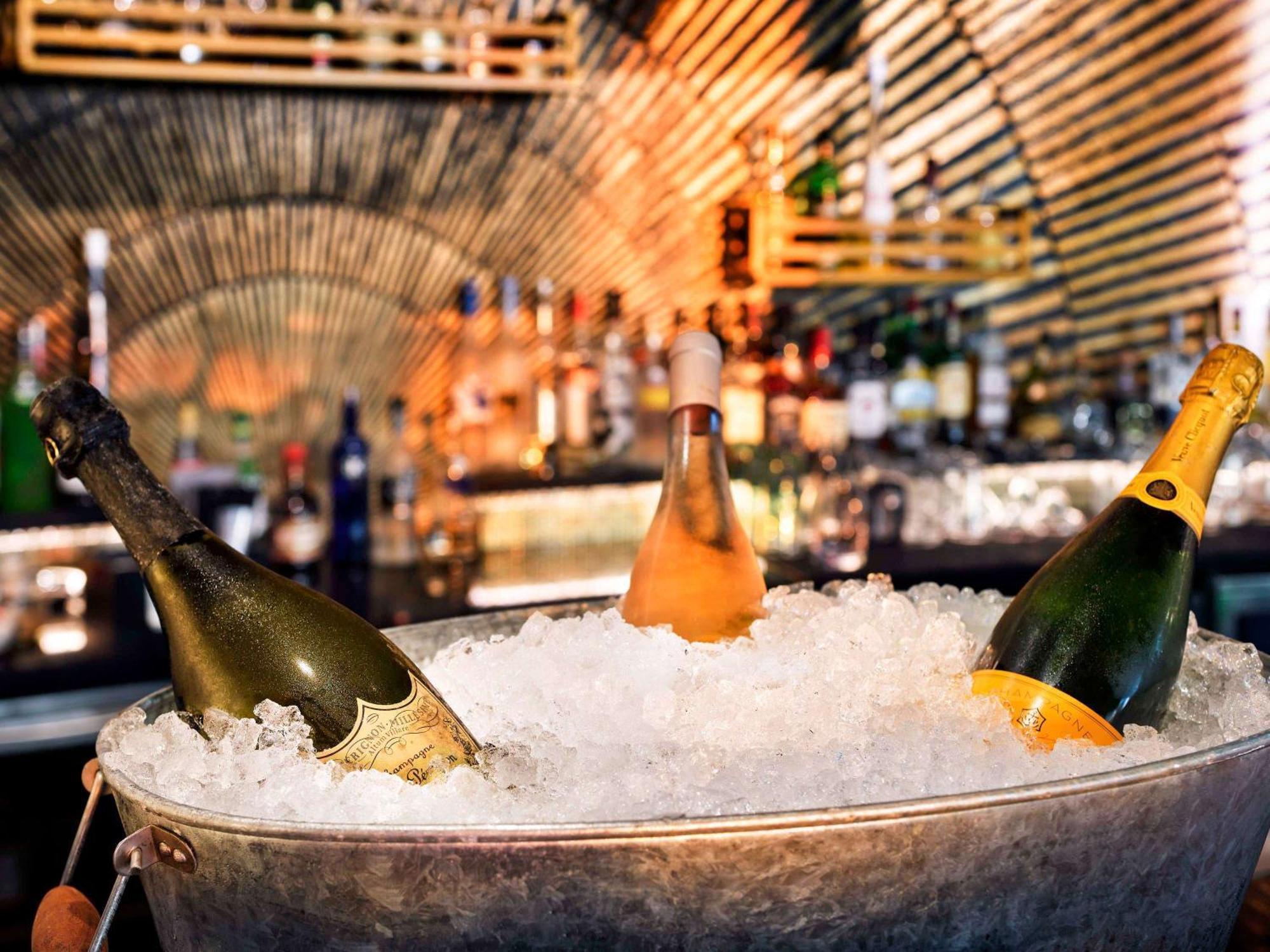 Moevenpick Hotel Bahrain Al Al Muharraq Exterior foto Champagne bottles in a champagne bucket