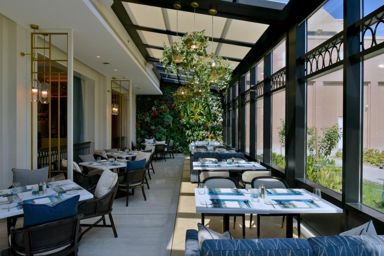 Moevenpick Hotel Bahrain Al Al Muharraq Exterior foto The restaurant's interior