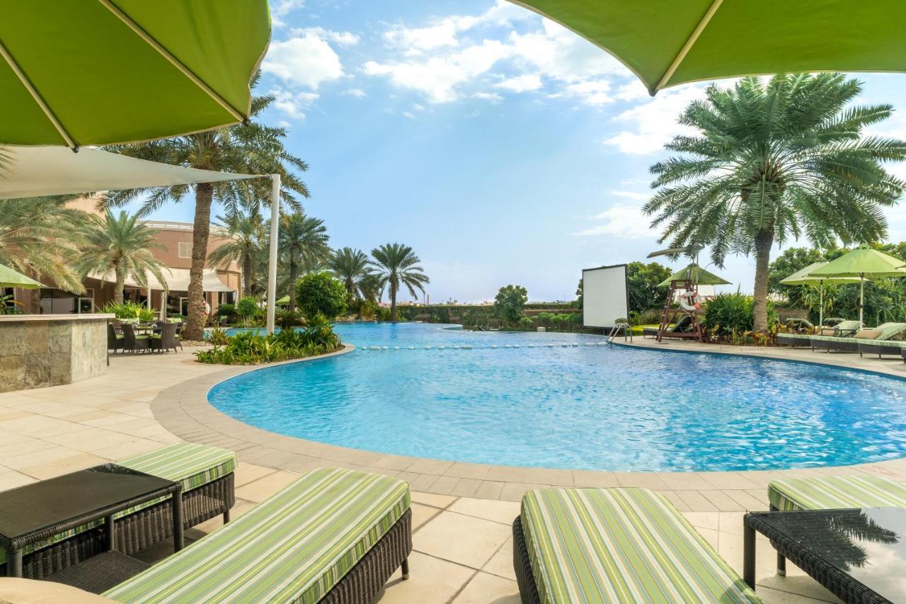 Moevenpick Hotel Bahrain Al Al Muharraq Exterior foto The swimming pool at the resort